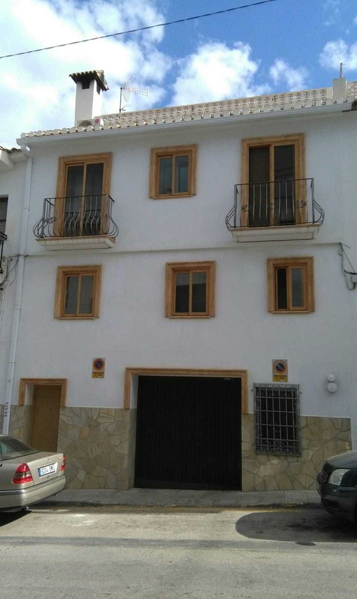 4 bedroom Villa for sale in Altea with garage - € 460,000 (Ref: 6381644)