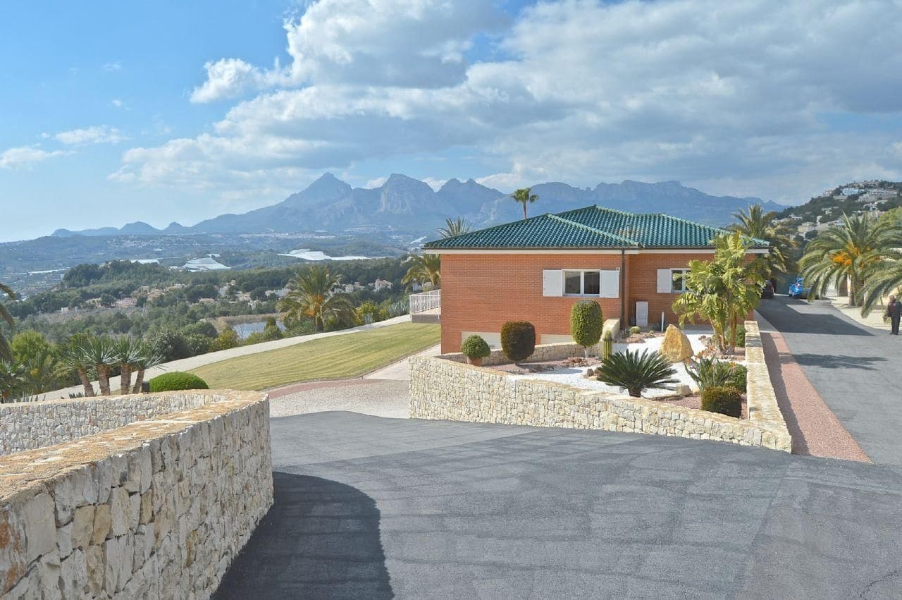 5 bedroom Villa for sale in Altea with pool garage - € 2,130,000 (Ref: 6439999)