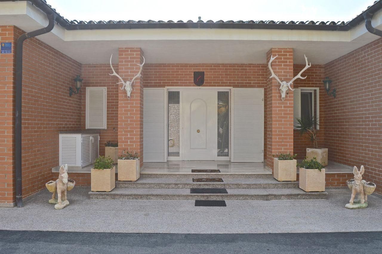 5 bedroom Villa for sale in Altea with pool garage - € 2,130,000 (Ref: 6439999)