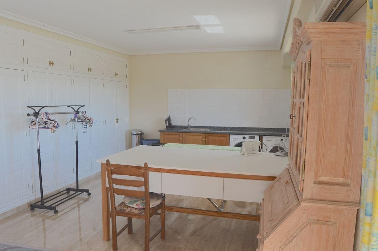 5 bedroom Villa for sale in Altea with pool garage - € 2,130,000 (Ref: 6439999)