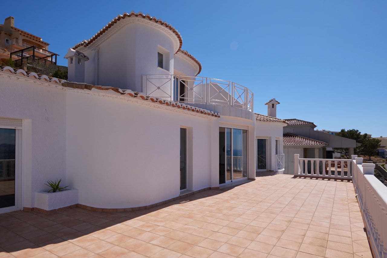 4 bedroom Villa for sale in Altea with pool garage - € 1,195,000 (Ref: 6618635)