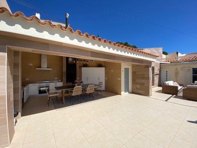 4 bedroom Villa for sale in Altea with pool garage - € 1,099,000 (Ref: 7636700)