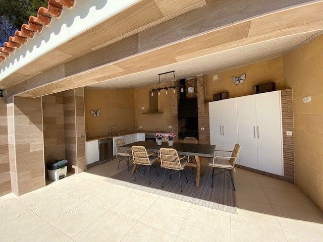 4 bedroom Villa for sale in Altea with pool garage - € 1,099,000 (Ref: 7636700)