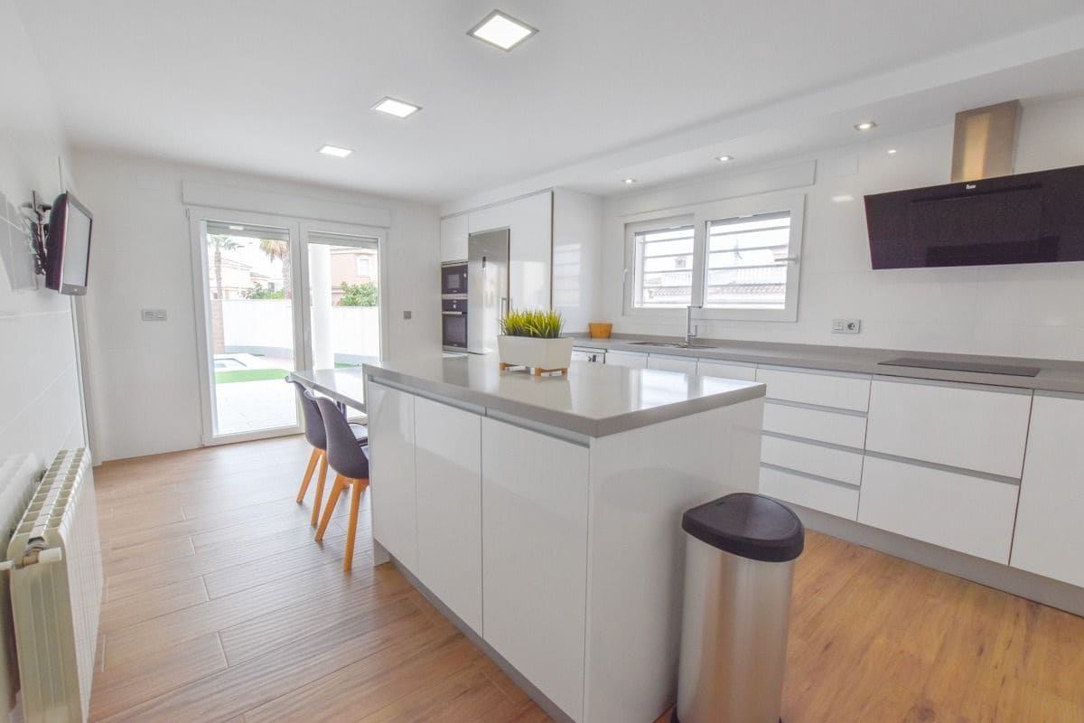 4 slaapkamer Villa te koop in Santa Pola met zwembad - € 737.000 (Ref: 7642433)