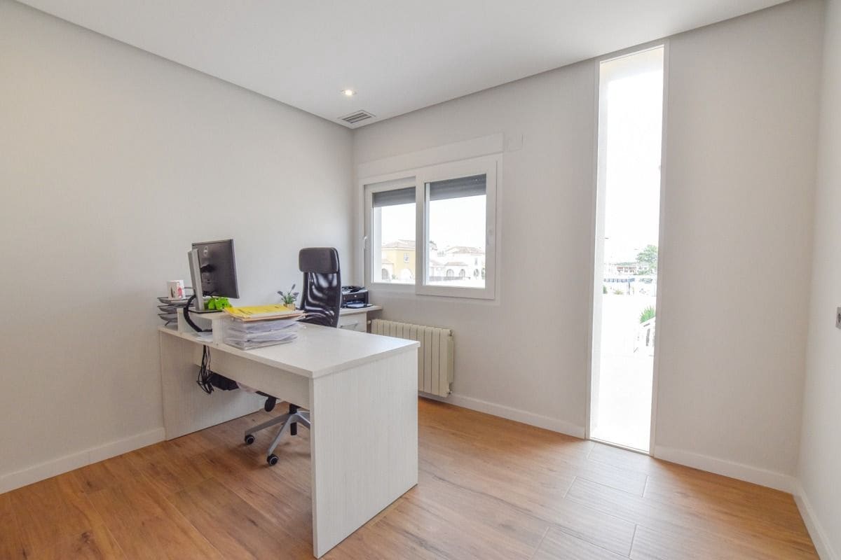 4 slaapkamer Villa te koop in Santa Pola met zwembad - € 737.000 (Ref: 7642433)