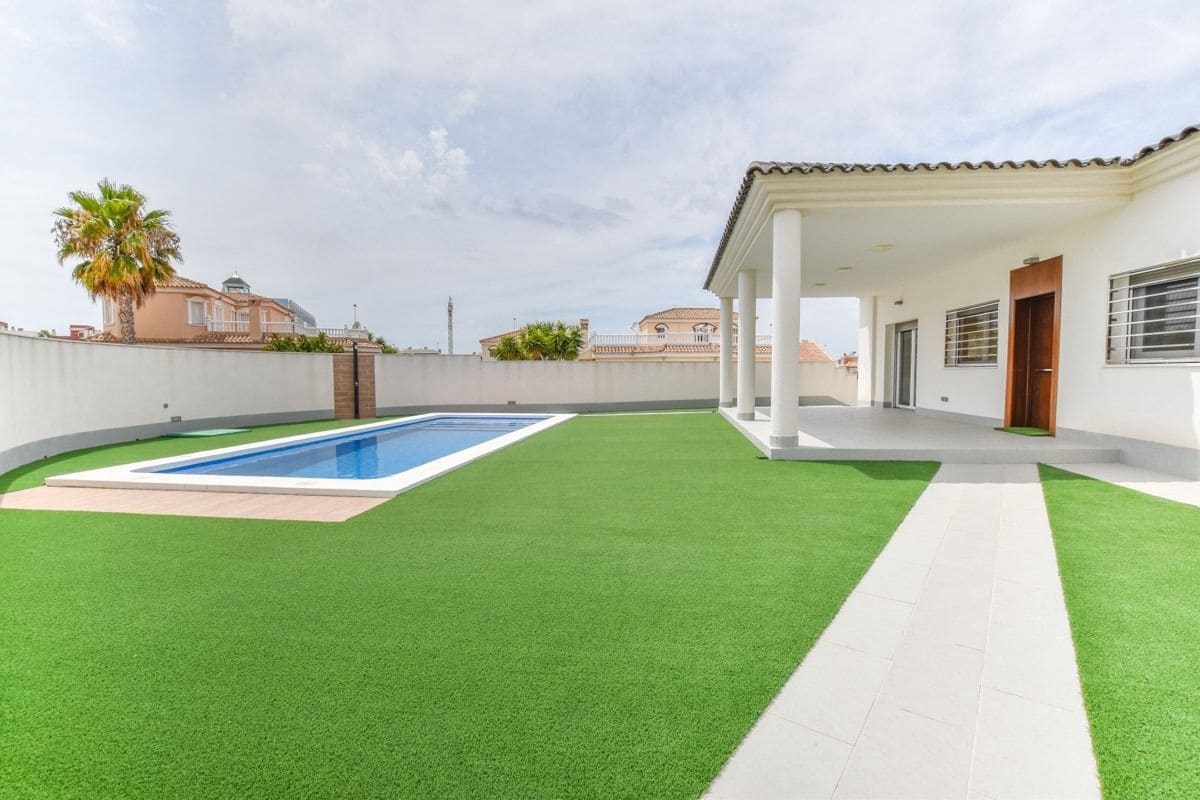 4 slaapkamer Villa te koop in Santa Pola met zwembad - € 737.000 (Ref: 7642433)