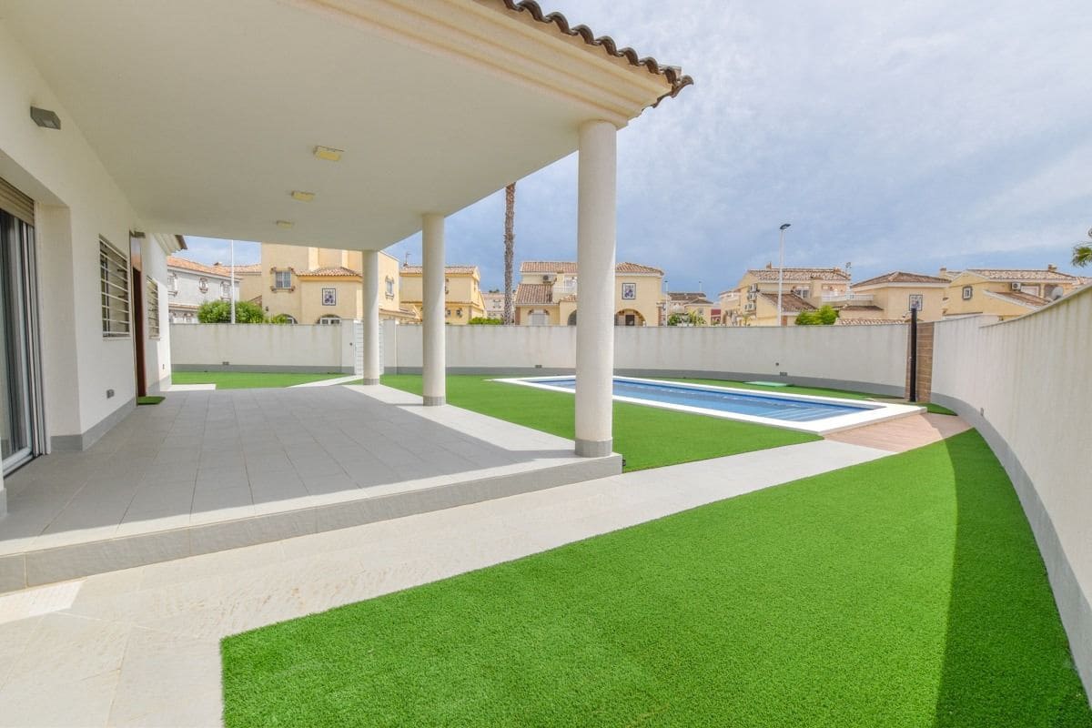 4 slaapkamer Villa te koop in Santa Pola met zwembad - € 737.000 (Ref: 7642433)