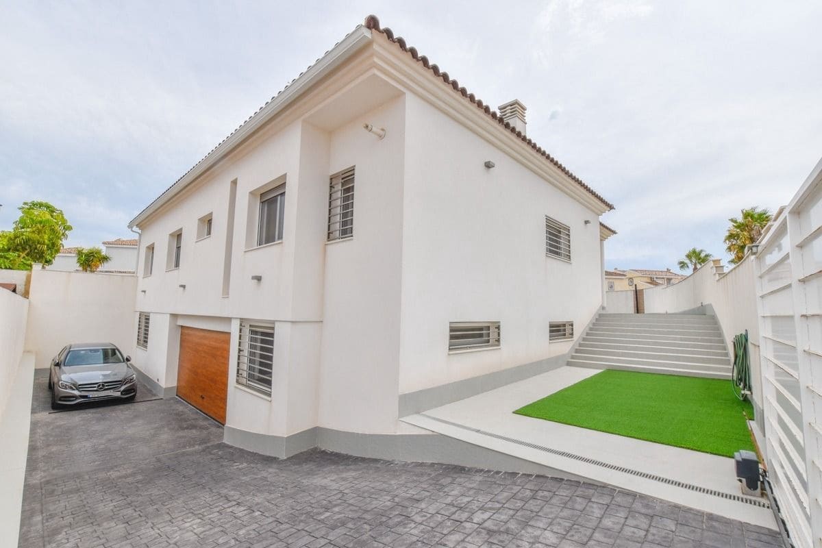 4 slaapkamer Villa te koop in Santa Pola met zwembad - € 737.000 (Ref: 7642433)