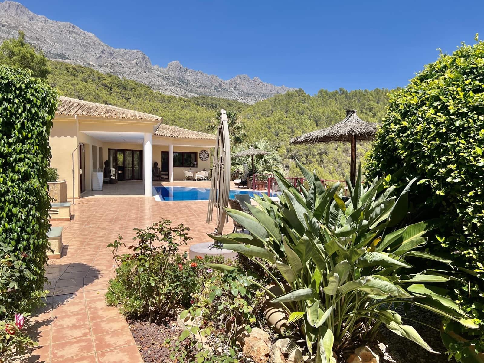 4 bedroom Villa for sale in Altea with pool garage - € 3,300,000 (Ref: 8390846)