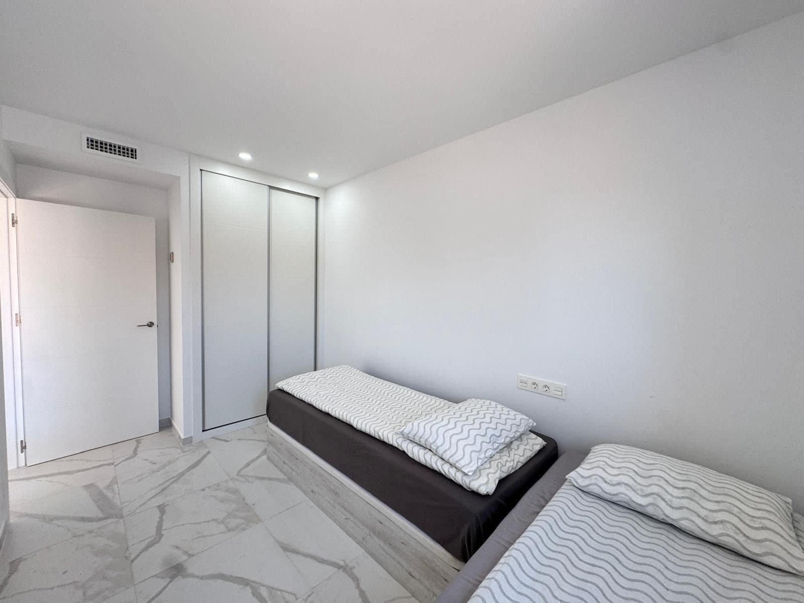 2 sypialnia Penthouse na sprzedaż w Torrevieja z basenem - 390 000 € (Ref: 9148860)