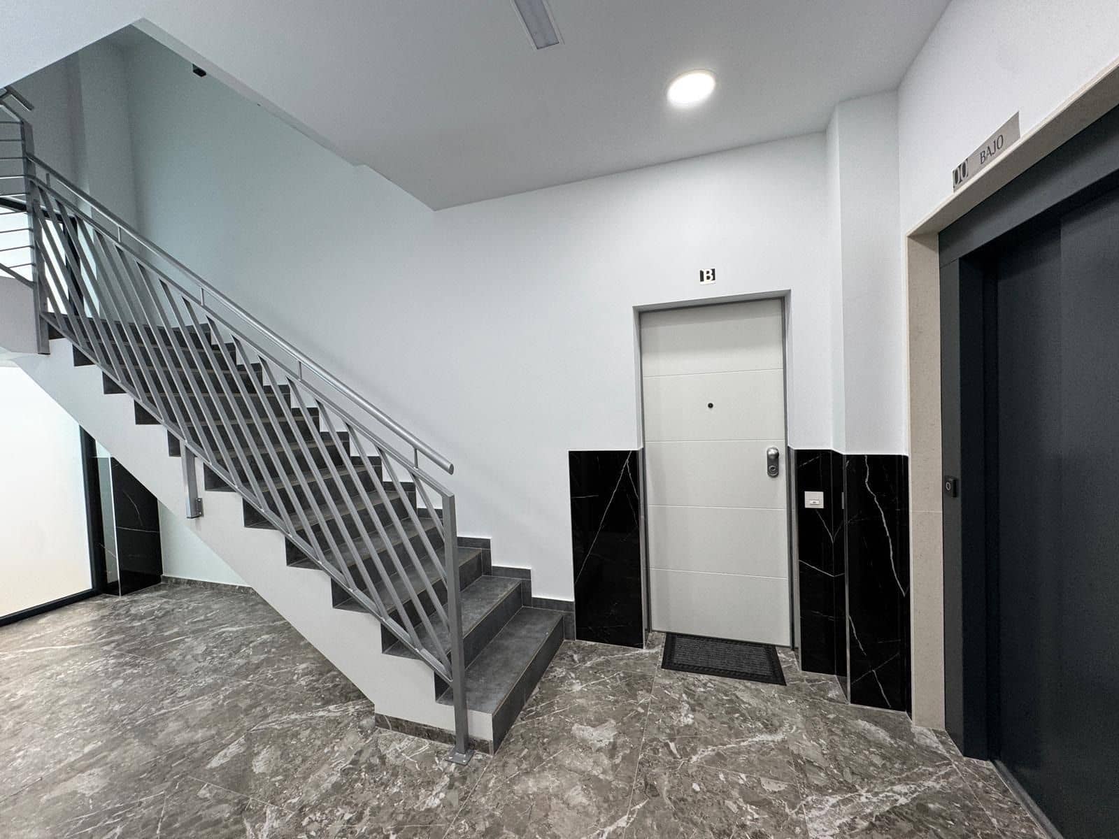 2 sypialnia Penthouse na sprzedaż w Torrevieja z basenem - 390 000 € (Ref: 9148860)