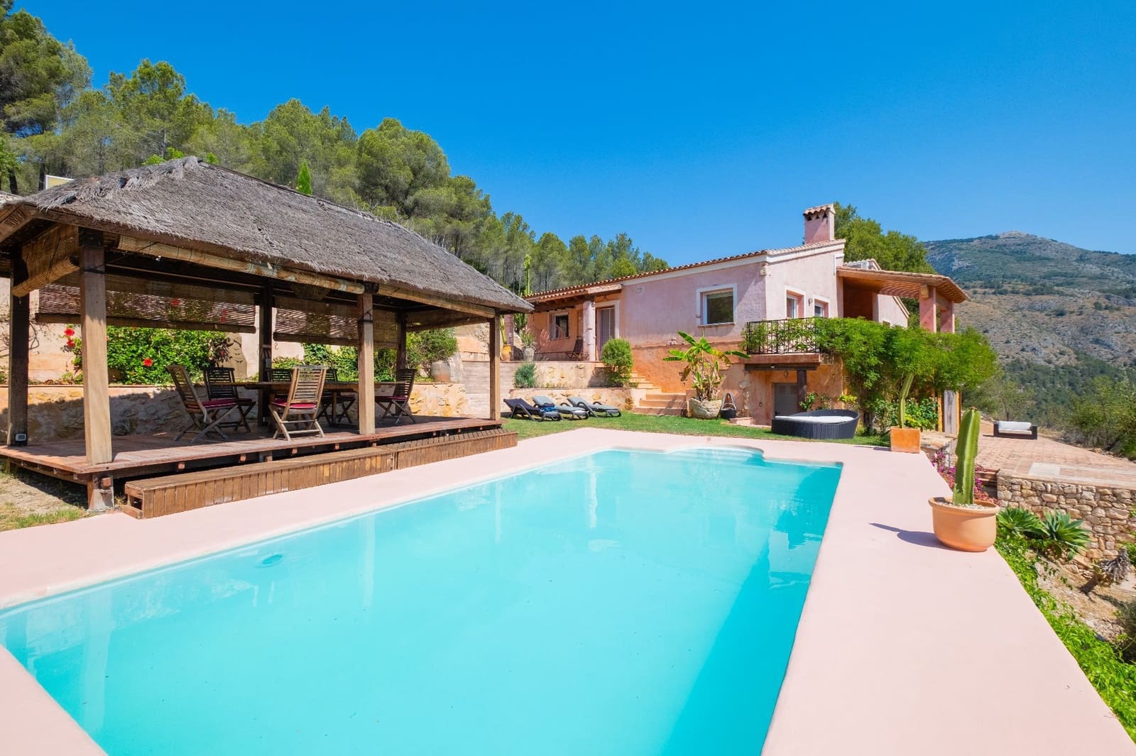 3 bedroom Villa for sale in Guadalest with pool - € 900,000 (Ref: 9447380)