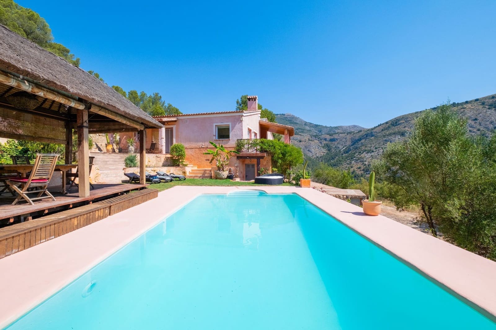 3 bedroom Villa for sale in Guadalest with pool - € 900,000 (Ref: 9447380)