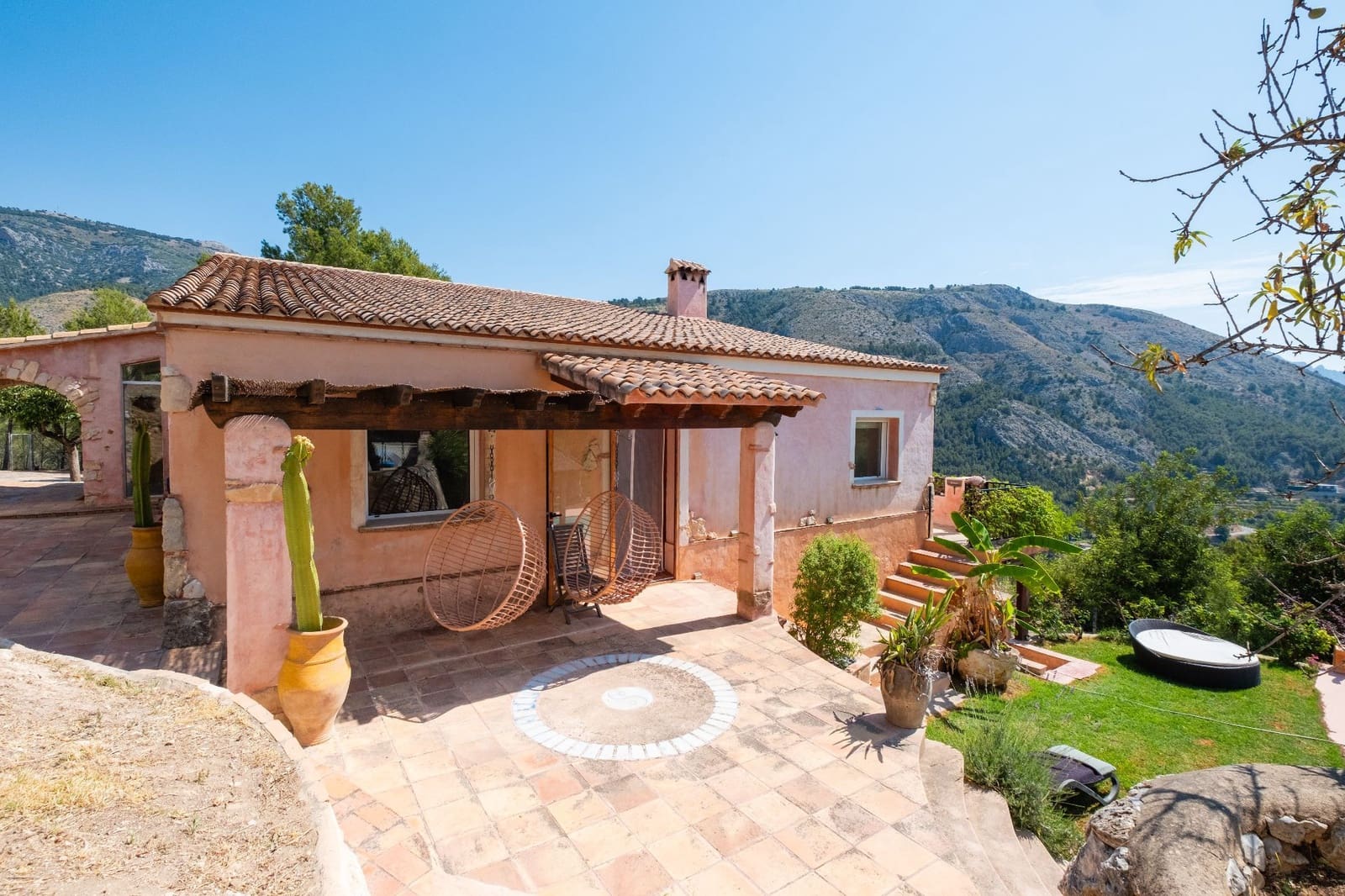 3 bedroom Villa for sale in Guadalest with pool - € 900,000 (Ref: 9447380)