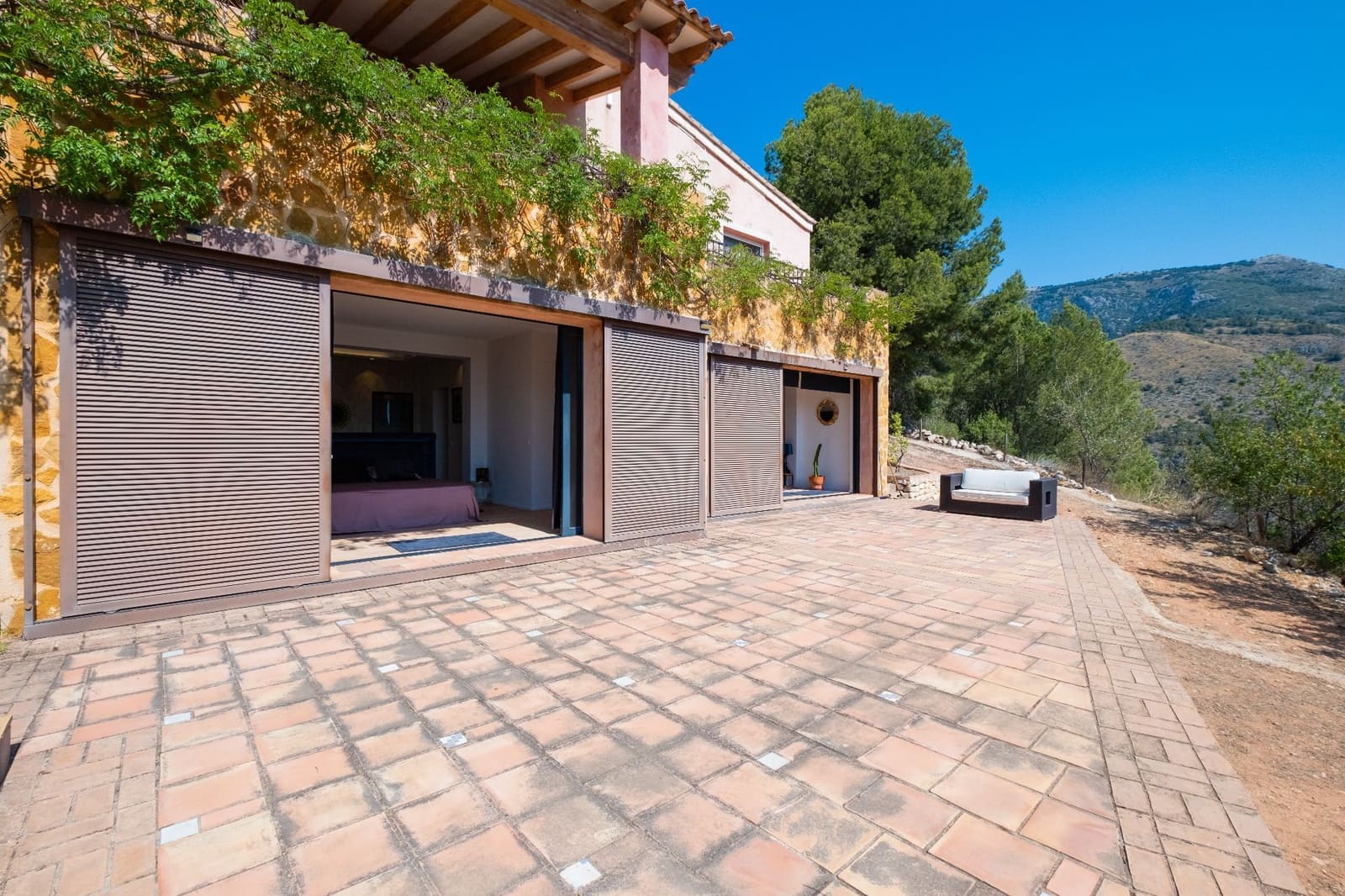 3 bedroom Villa for sale in Guadalest with pool - € 900,000 (Ref: 9447380)