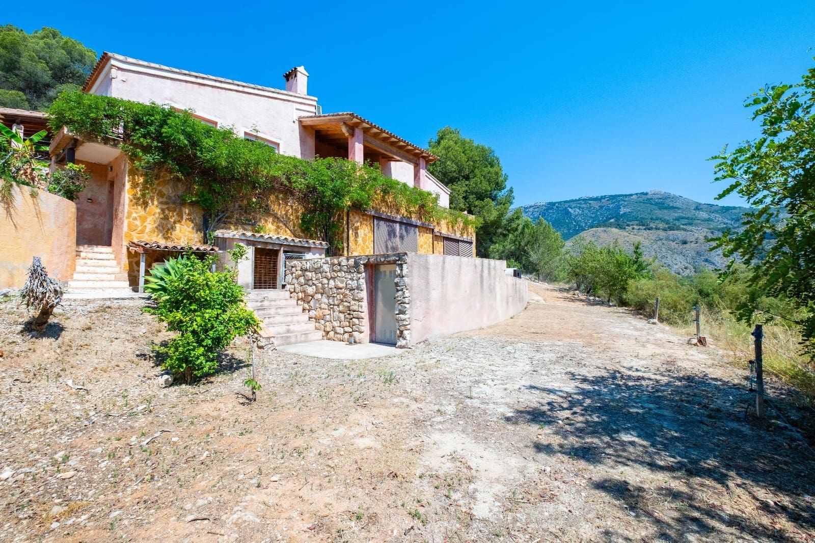 3 bedroom Villa for sale in Guadalest with pool - € 900,000 (Ref: 9447380)