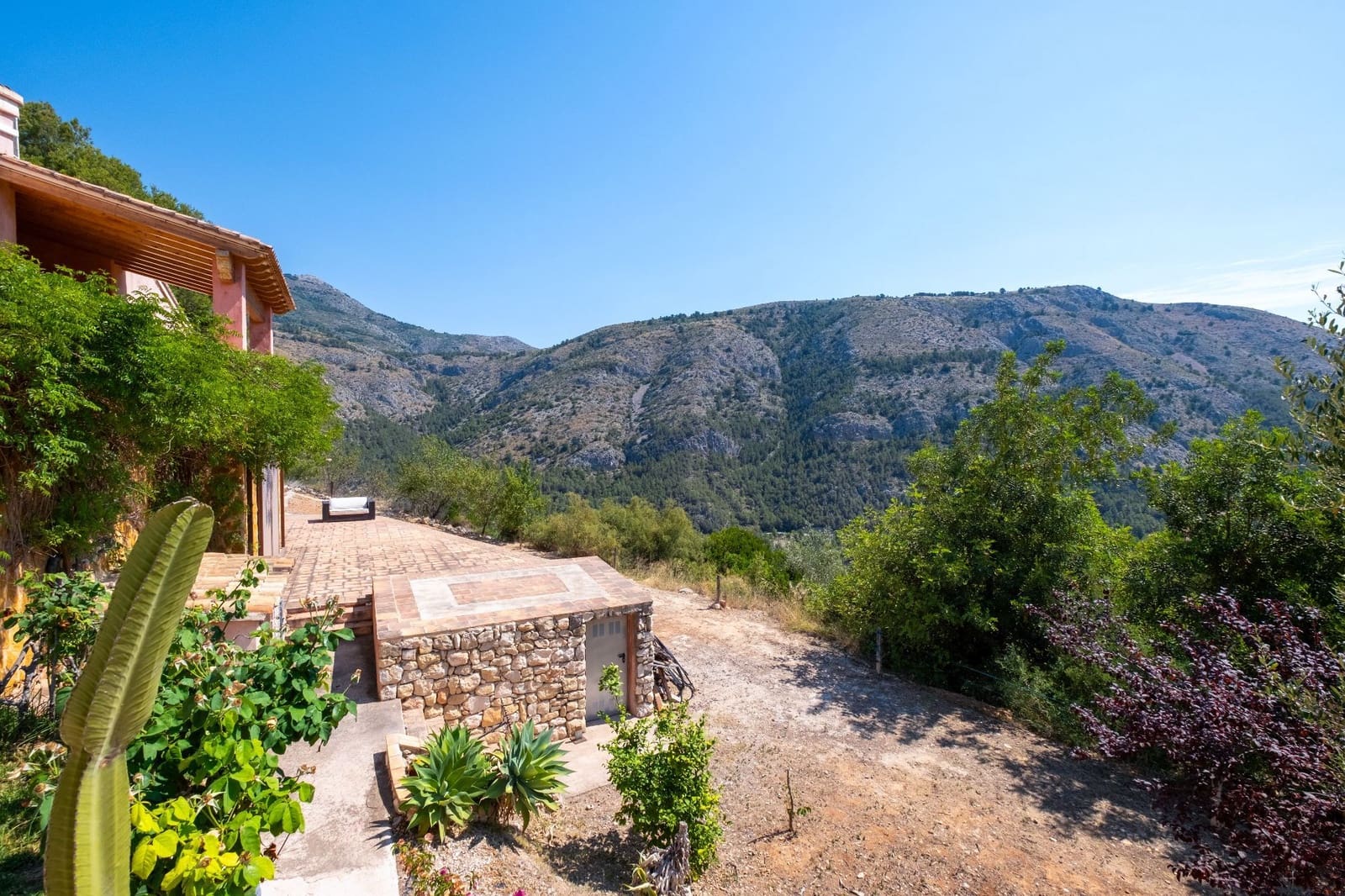3 bedroom Villa for sale in Guadalest with pool - € 900,000 (Ref: 9447380)