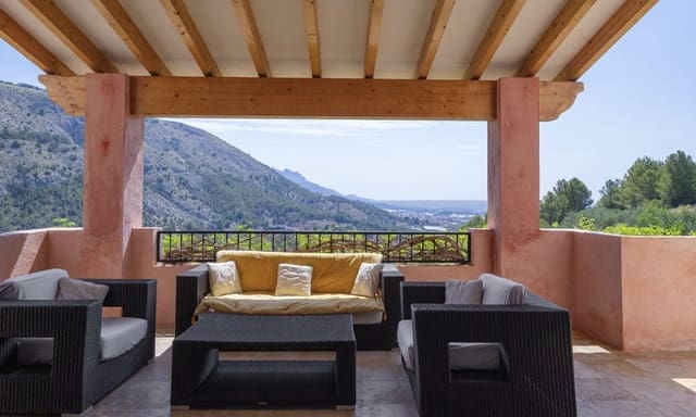 4 sypialnia Willa na sprzedaż w Callosa d'En Sarrià z basenem garażem - 900 000 € (Ref: 9745225)