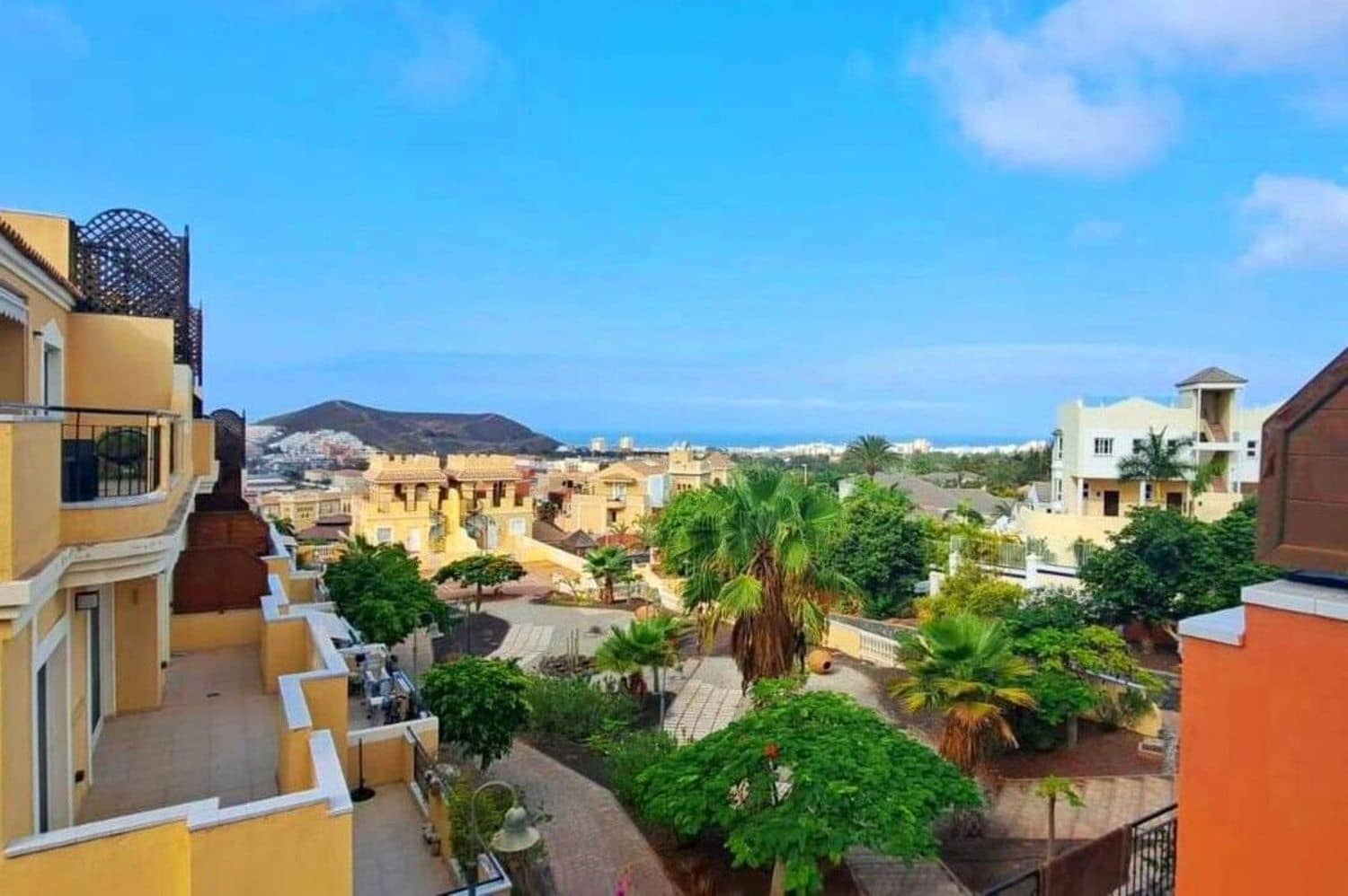 1 bedroom Apartment for sale in Playa de las Americas with pool garage - € 295,000 (Ref: 10015037)