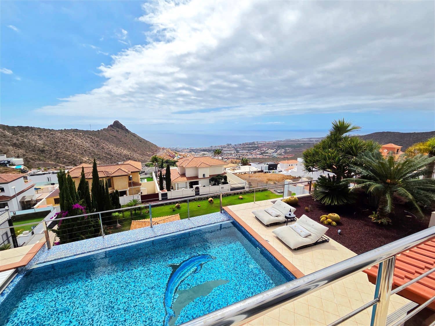 4 bedroom Villa for sale in Costa Adeje with pool garage - € 2,050,000 (Ref: 10077514)