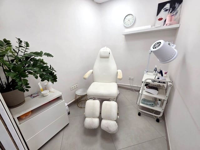 Commercieel te koop in Casco Urbano, Adeje - € 130.000 (Ref: 9343095)