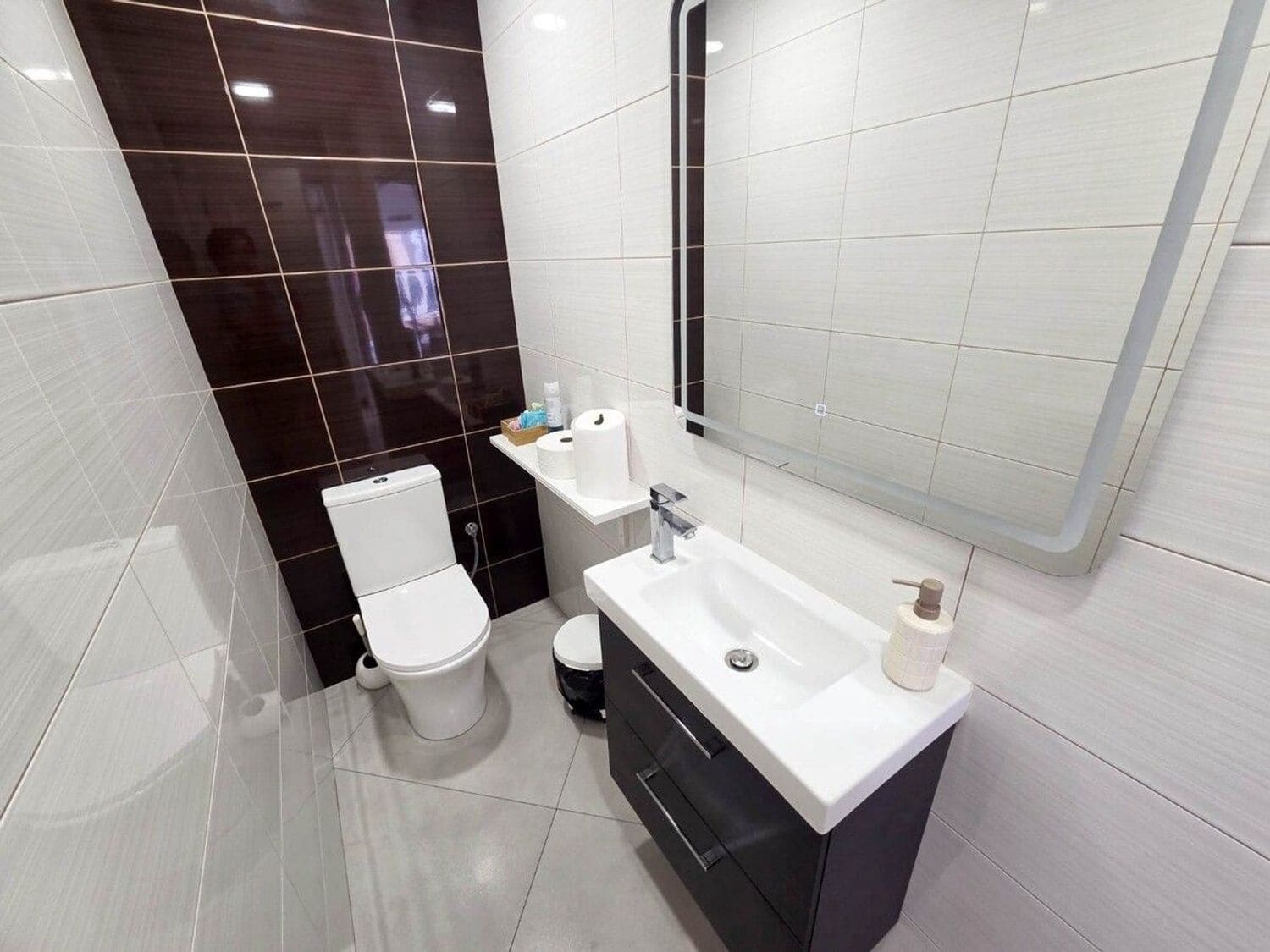 Kommersiell till salu i Adeje - 130 000 € (Ref: 9343095)