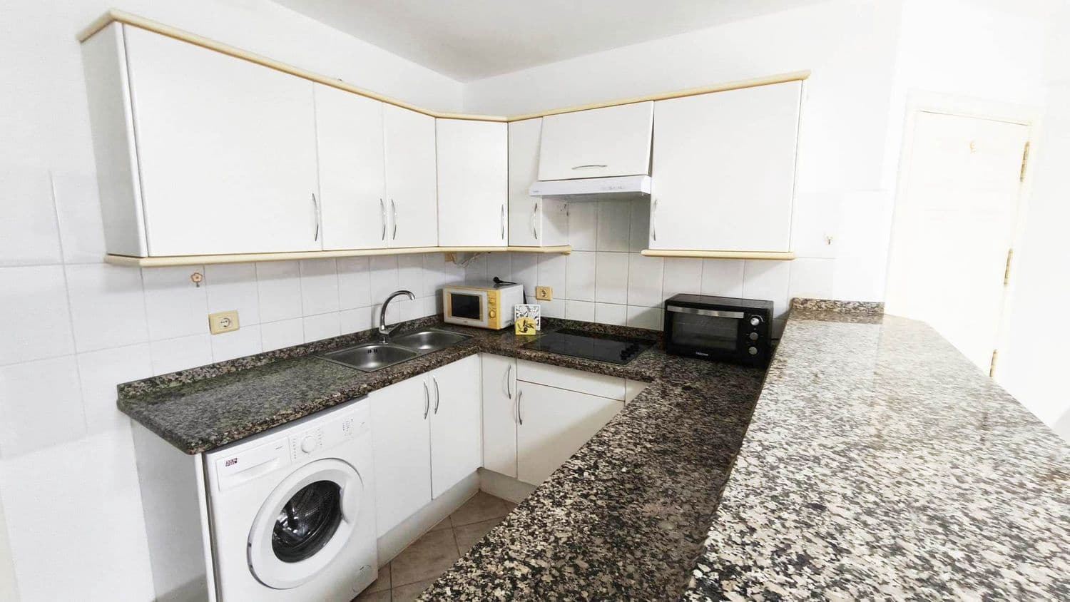 1 sypialnia Apartament do wynajęcia w Puerto Santiago z basenem garażem - 940 € (Ref: 9529243)