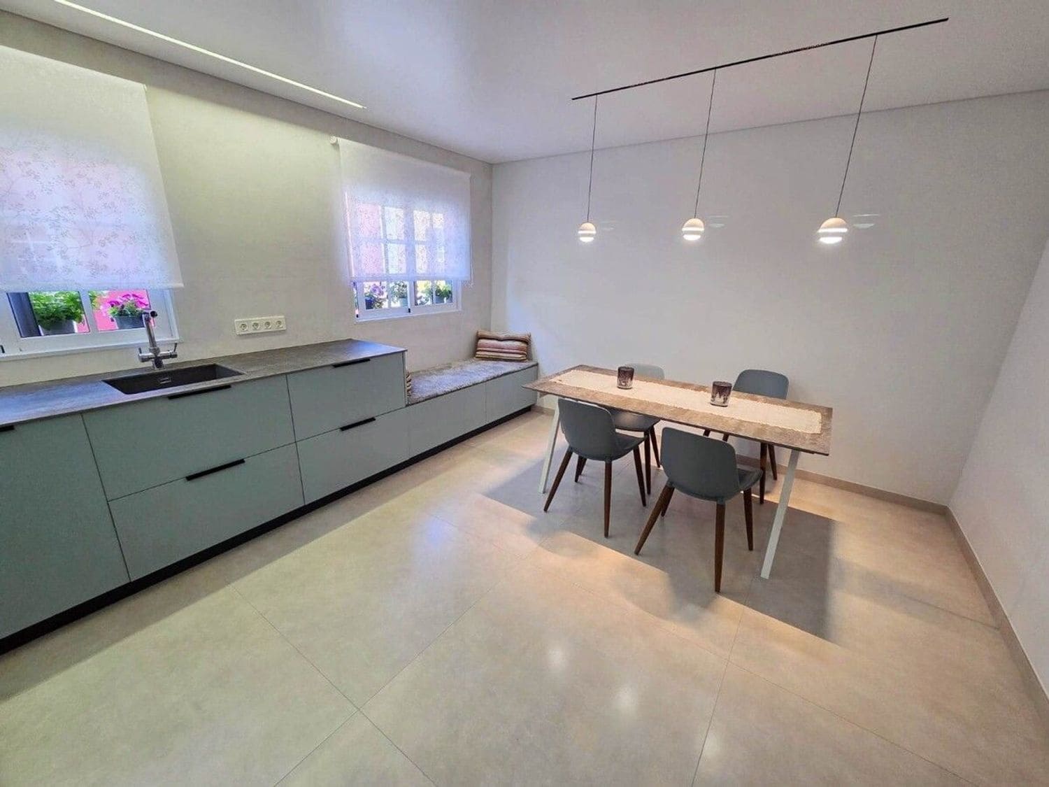 4 makuuhuone Omakotitalo myytävänä paikassa Adeje mukana uima-altaan 
autotalli - 585 000 € (Ref: 9570325)