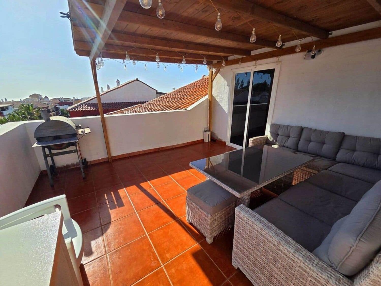 4 makuuhuone Omakotitalo myytävänä paikassa Adeje mukana uima-altaan 
autotalli - 585 000 € (Ref: 9570325)