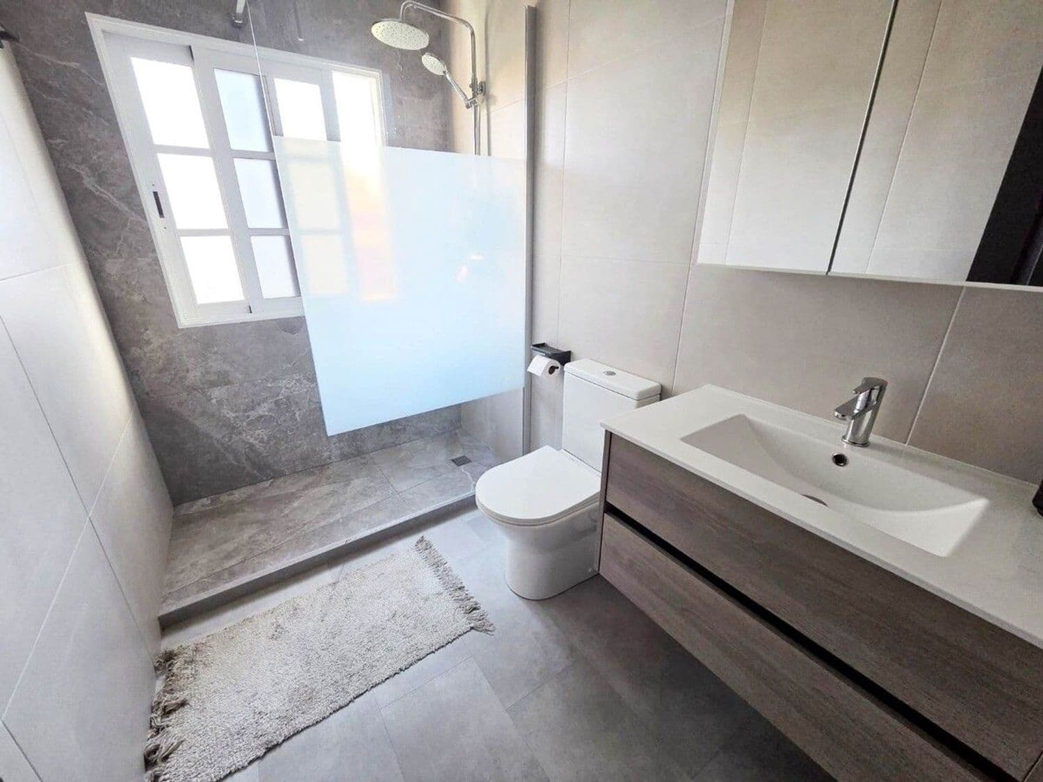 4 makuuhuone Omakotitalo myytävänä paikassa Adeje mukana uima-altaan 
autotalli - 585 000 € (Ref: 9570325)