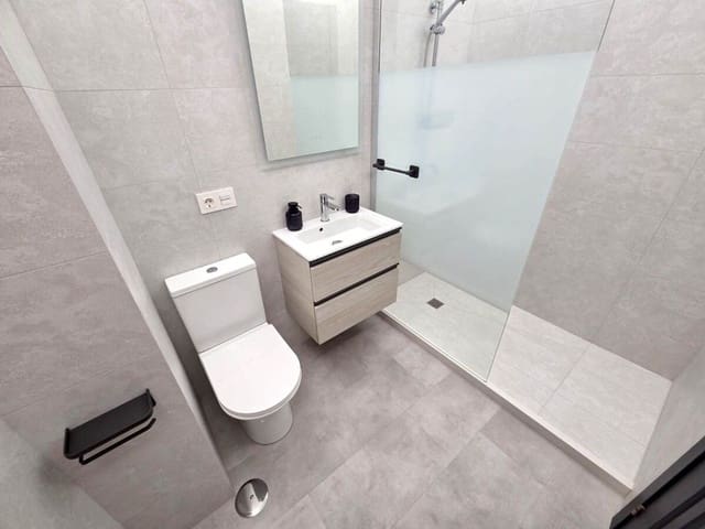 4 makuuhuone Omakotitalo myytävänä paikassa Casco Urbano, Adeje mukana uima-altaan 
autotalli - 585 000 € (Ref: 9570325)