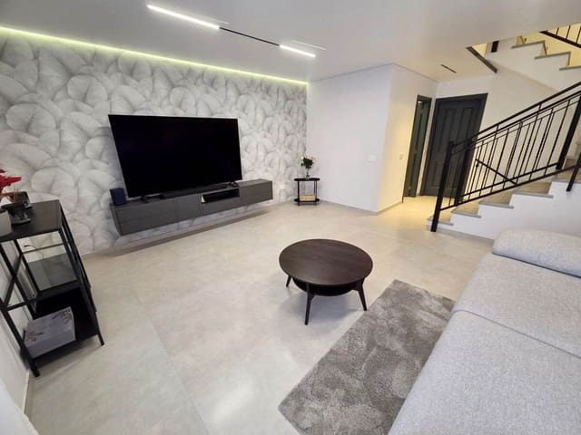 4 makuuhuone Omakotitalo myytävänä paikassa Casco Urbano, Adeje mukana uima-altaan 
autotalli - 585 000 € (Ref: 9570325)