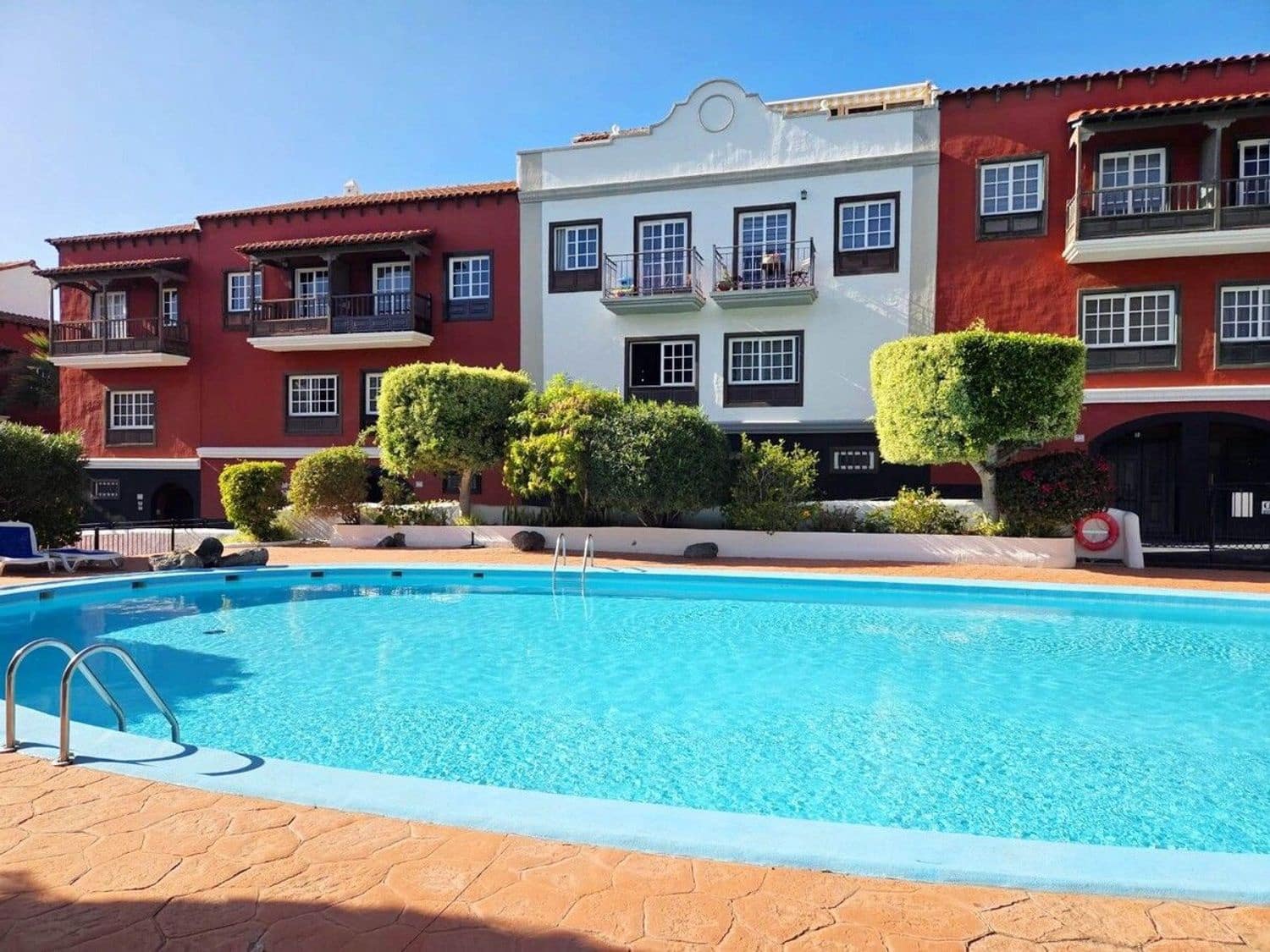 4 makuuhuone Omakotitalo myytävänä paikassa Adeje mukana uima-altaan 
autotalli - 585 000 € (Ref: 9570325)