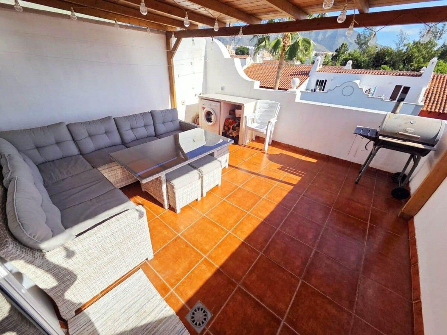 4 makuuhuone Omakotitalo myytävänä paikassa Adeje mukana uima-altaan 
autotalli - 585 000 € (Ref: 9570325)