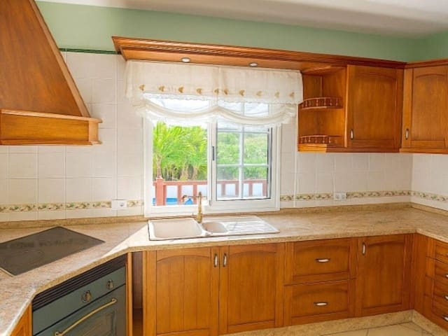 8 bedroom Finca/Country House for sale in La Esperanza, El Rosario with pool garage - € 649,000 (Ref: 9697955)