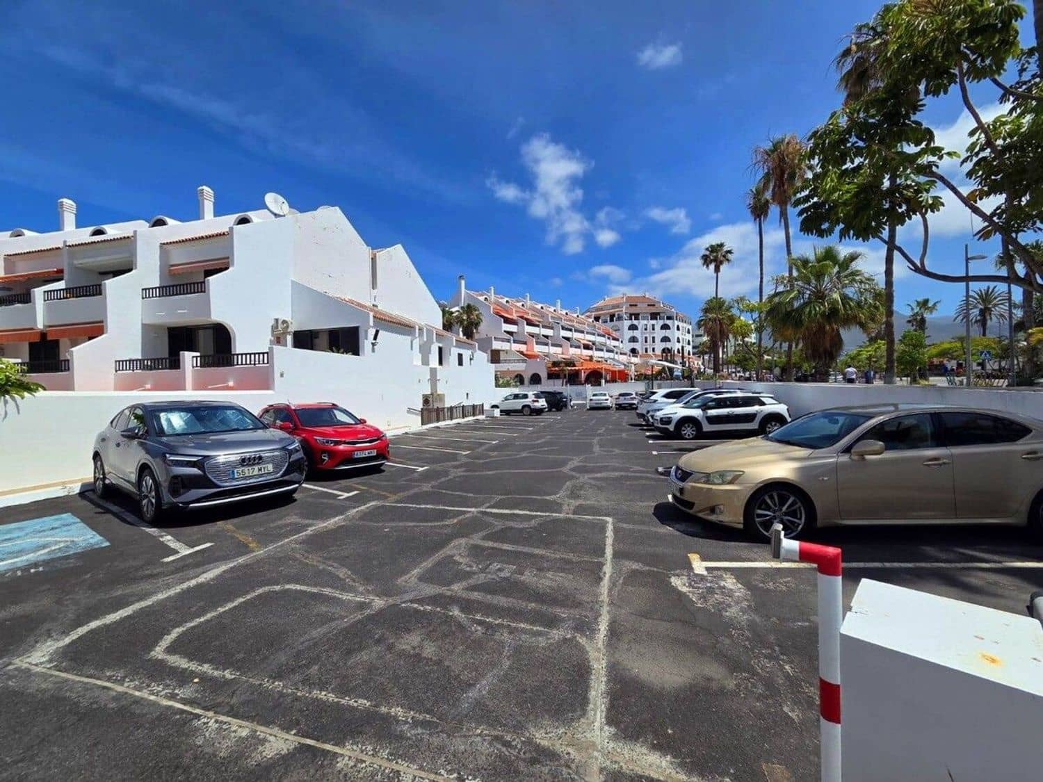 Apartamento de 2 habitaciones en Playa de las Americas en venta con piscina garaje - 630.000 € (Ref: 9877780)