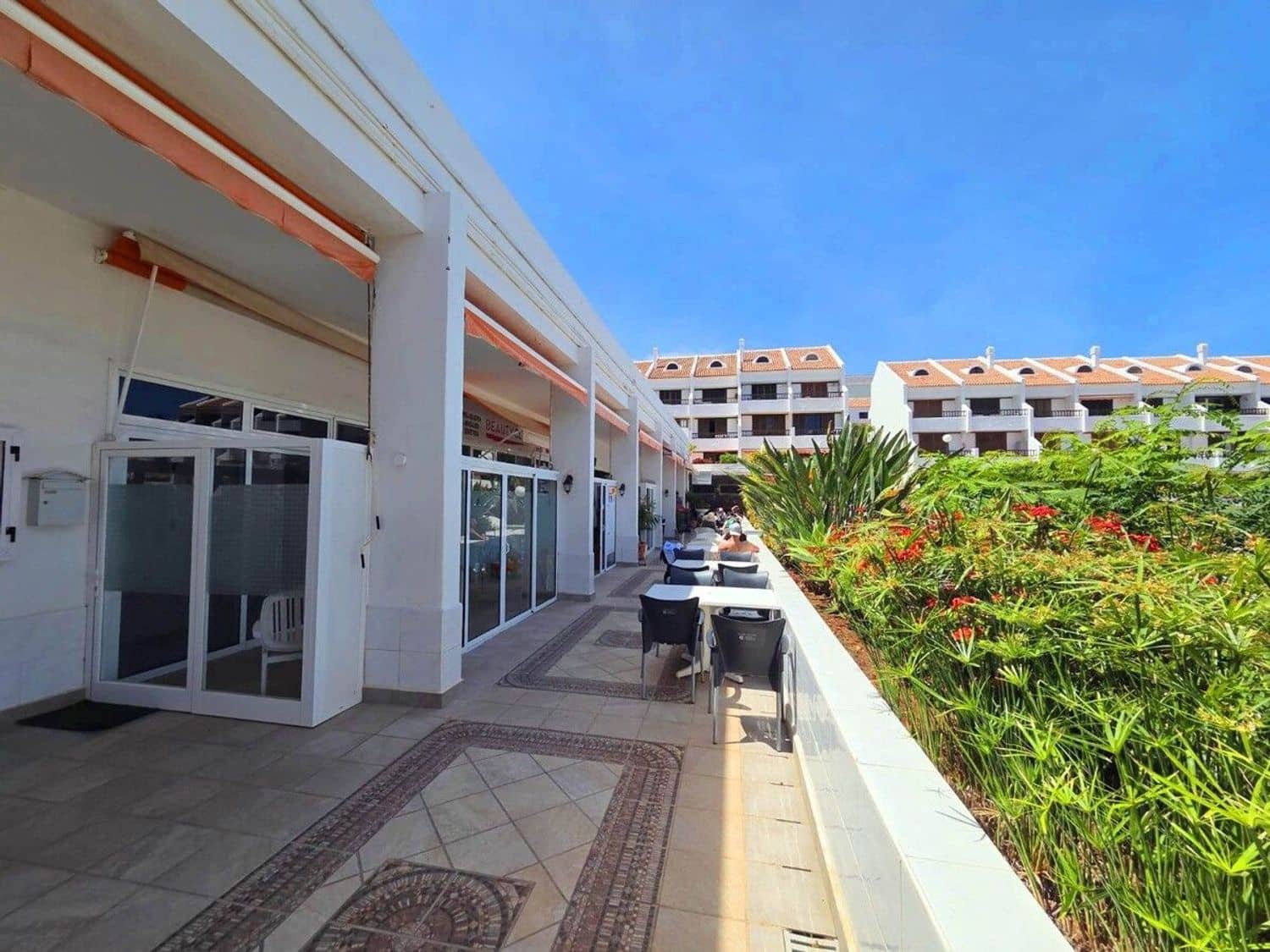 Apartamento de 2 habitaciones en Playa de las Americas en venta con piscina garaje - 630.000 € (Ref: 9877780)