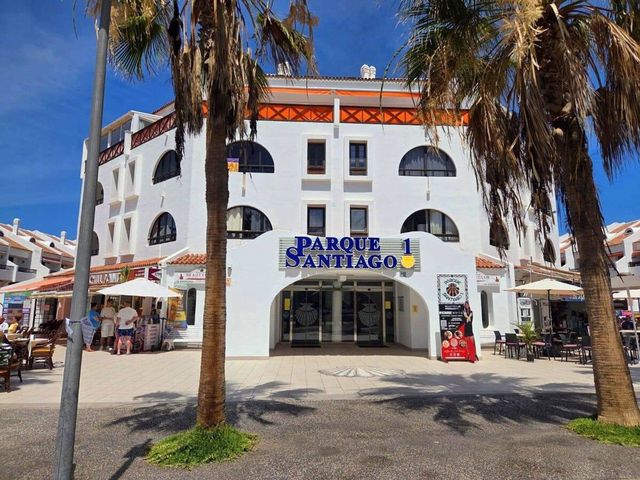 2 soverom Leilighet til salgs i Playa de las Americas, Arona med svømmebasseng garasje - € 630 000 (Ref: 9877780)