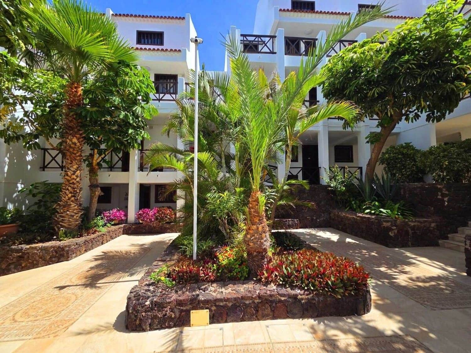 Apartamento de 2 habitaciones en Playa de las Americas en venta con piscina garaje - 630.000 € (Ref: 9877780)