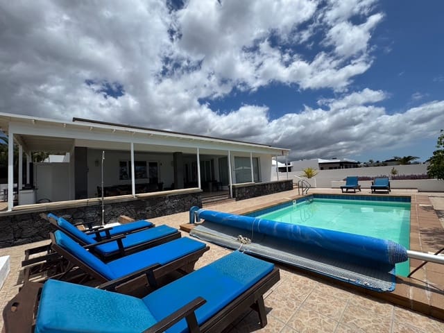 4 Zimmer Villa zu verkaufen in Puerto Calero, Yaiza mit Pool Garage - 1.050.000 € (Ref: 10038996)