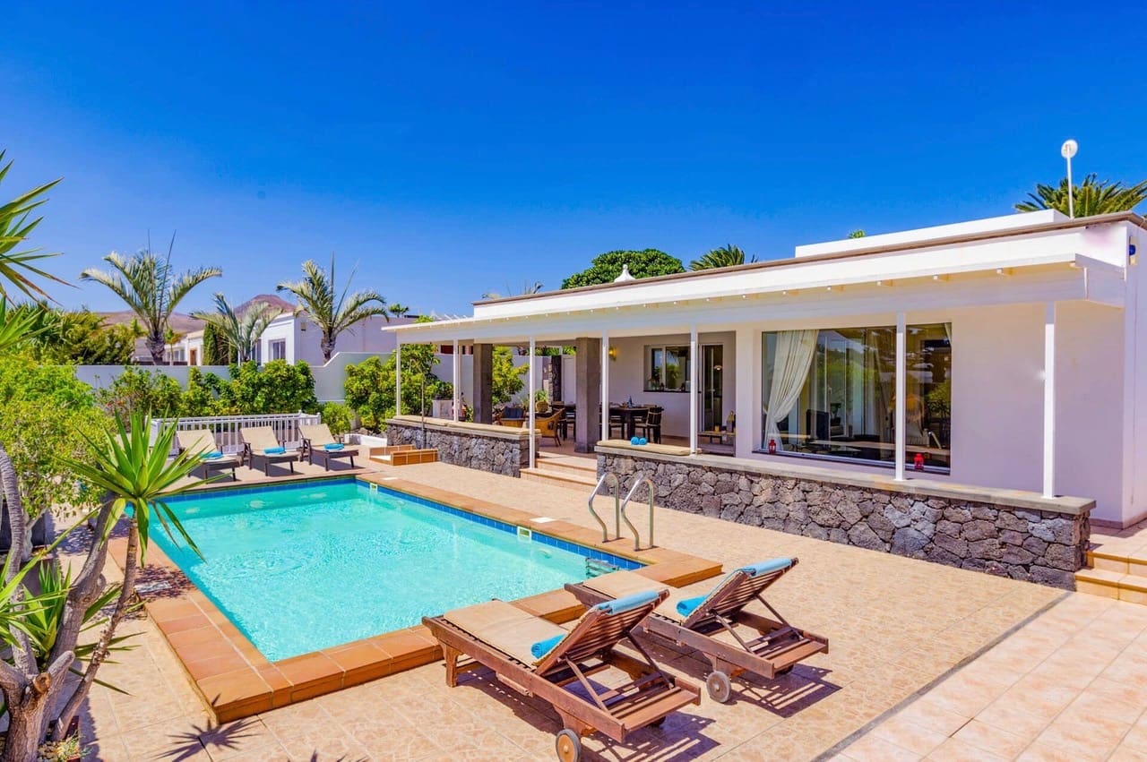 4 Zimmer Villa zu verkaufen in Puerto Calero mit Pool Garage - 1.050.000 € (Ref: 10038996)