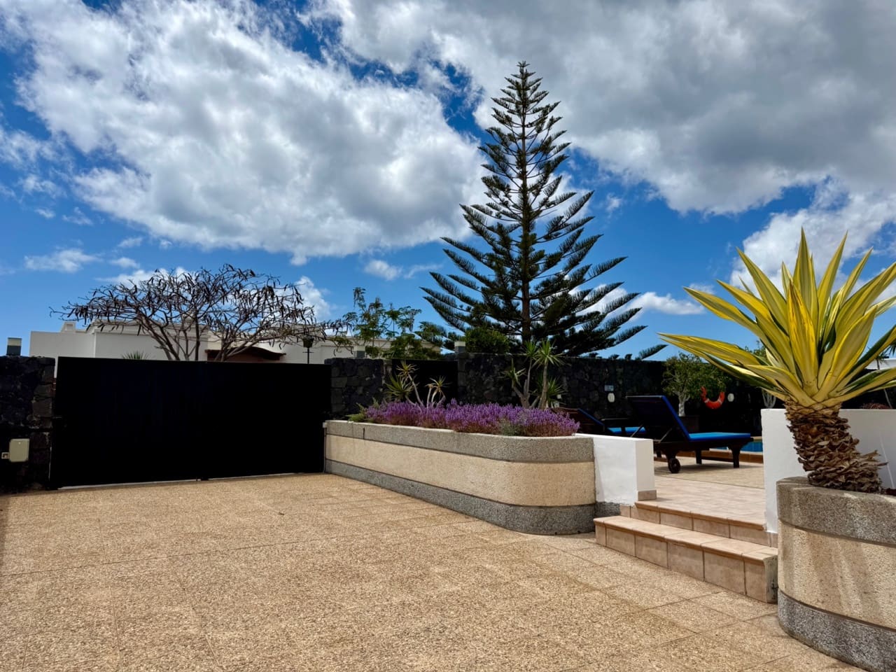 4 Zimmer Villa zu verkaufen in Puerto Calero mit Pool Garage - 1.050.000 € (Ref: 10038996)