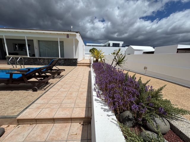 4 Zimmer Villa zu verkaufen in Puerto Calero, Yaiza mit Pool Garage - 1.050.000 € (Ref: 10038996)