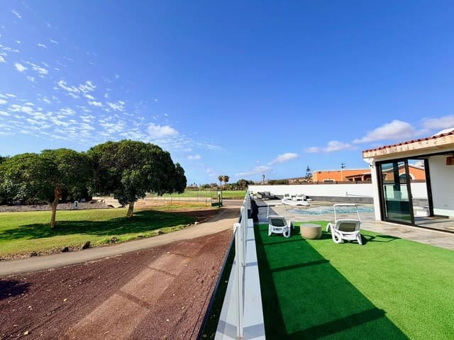 3 soverom Villa til salgs i Caleta de Fuste, Antigua med svømmebasseng garasje - € 749 000 (Ref: 10043580)