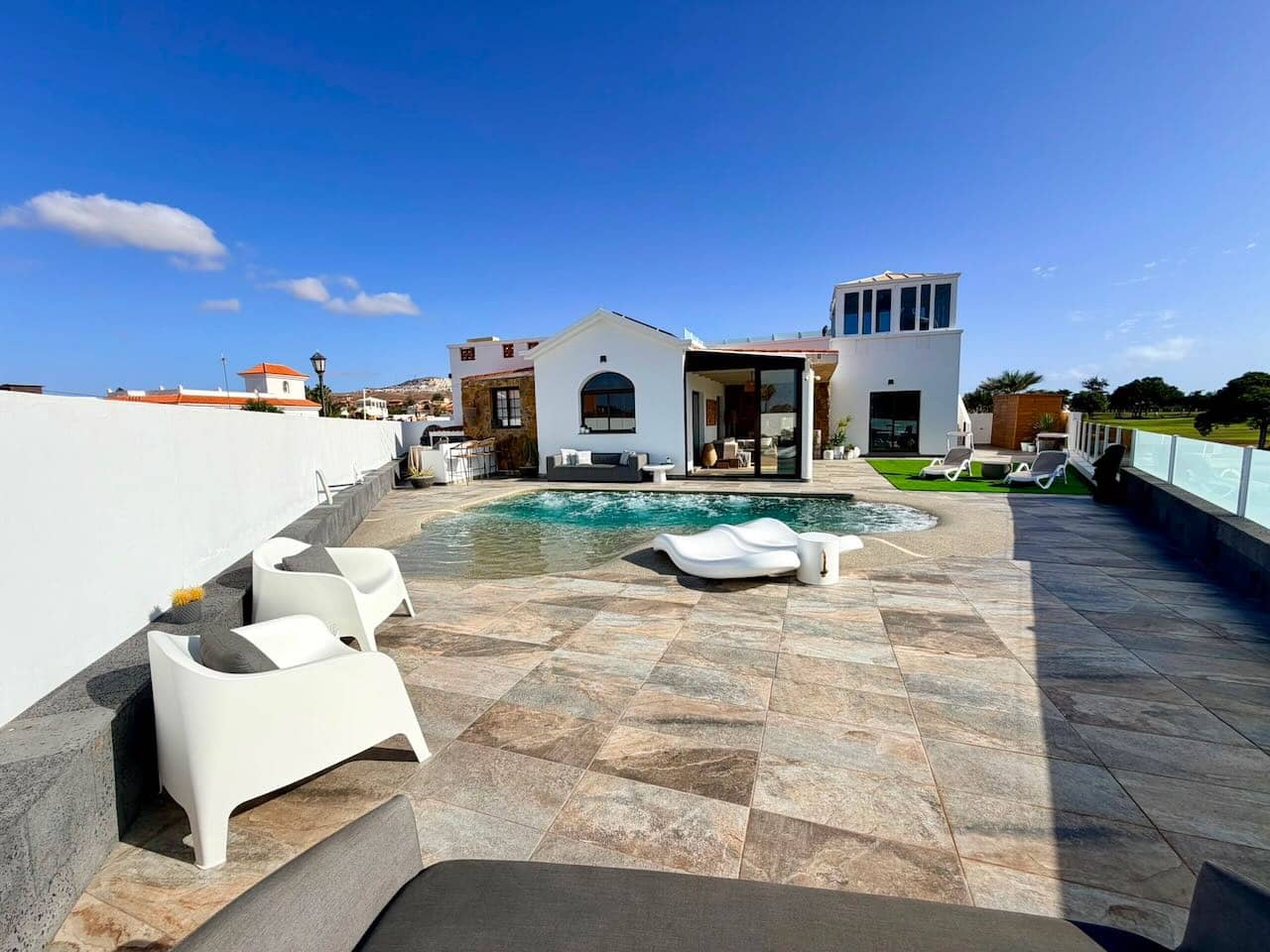 3 soverom Villa til salgs i Caleta de Fuste med svømmebasseng garasje - € 749 000 (Ref: 10043580)
