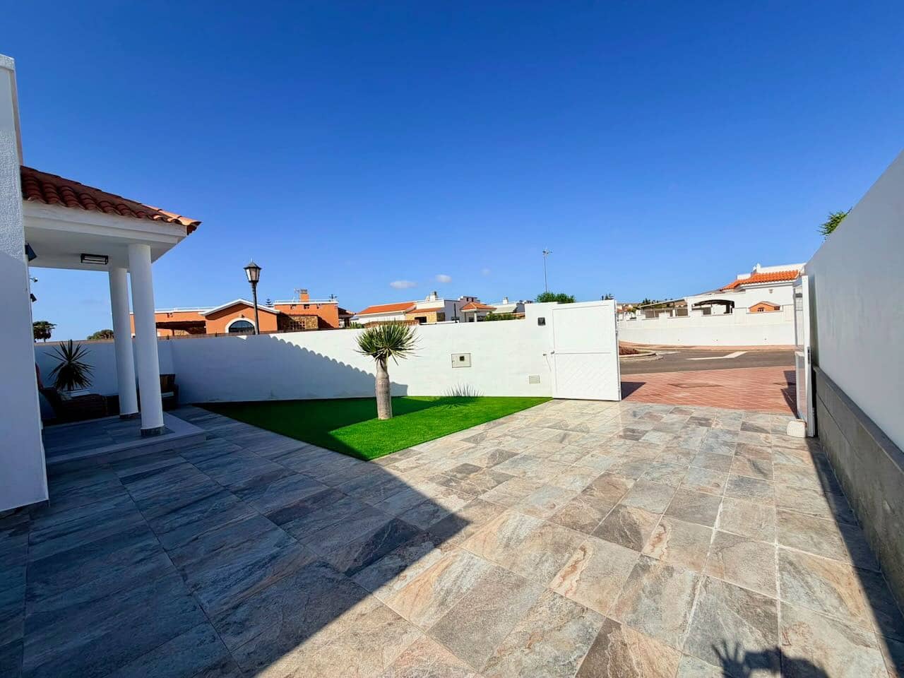 3 soverom Villa til salgs i Caleta de Fuste med svømmebasseng garasje - € 749 000 (Ref: 10043580)