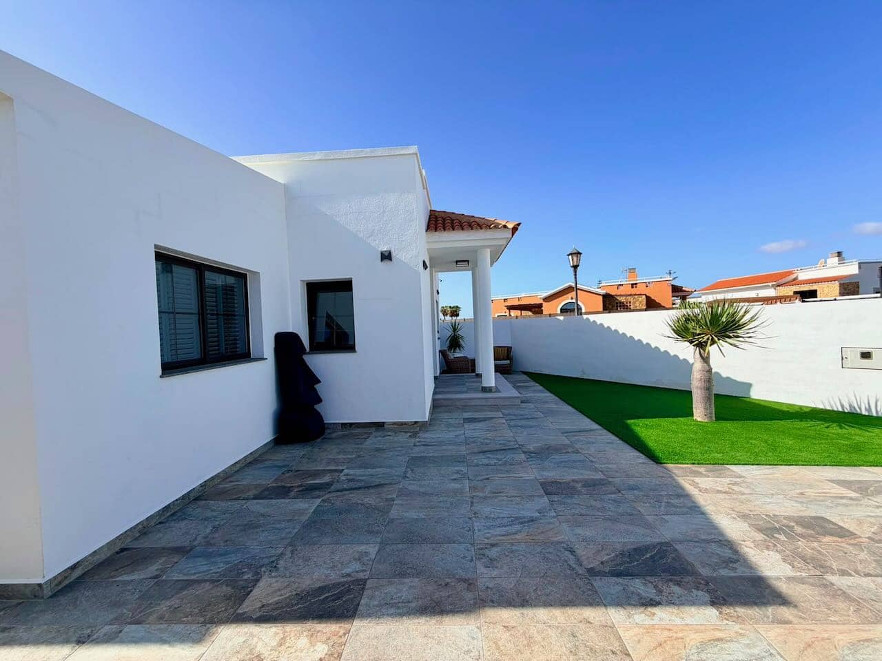 3 soverom Villa til salgs i Caleta de Fuste med svømmebasseng garasje - € 749 000 (Ref: 10043580)