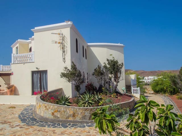 4 soverom Villa til salgs i Costa Teguise, Teguise med svømmebasseng garasje - € 795 950 (Ref: 5036175)
