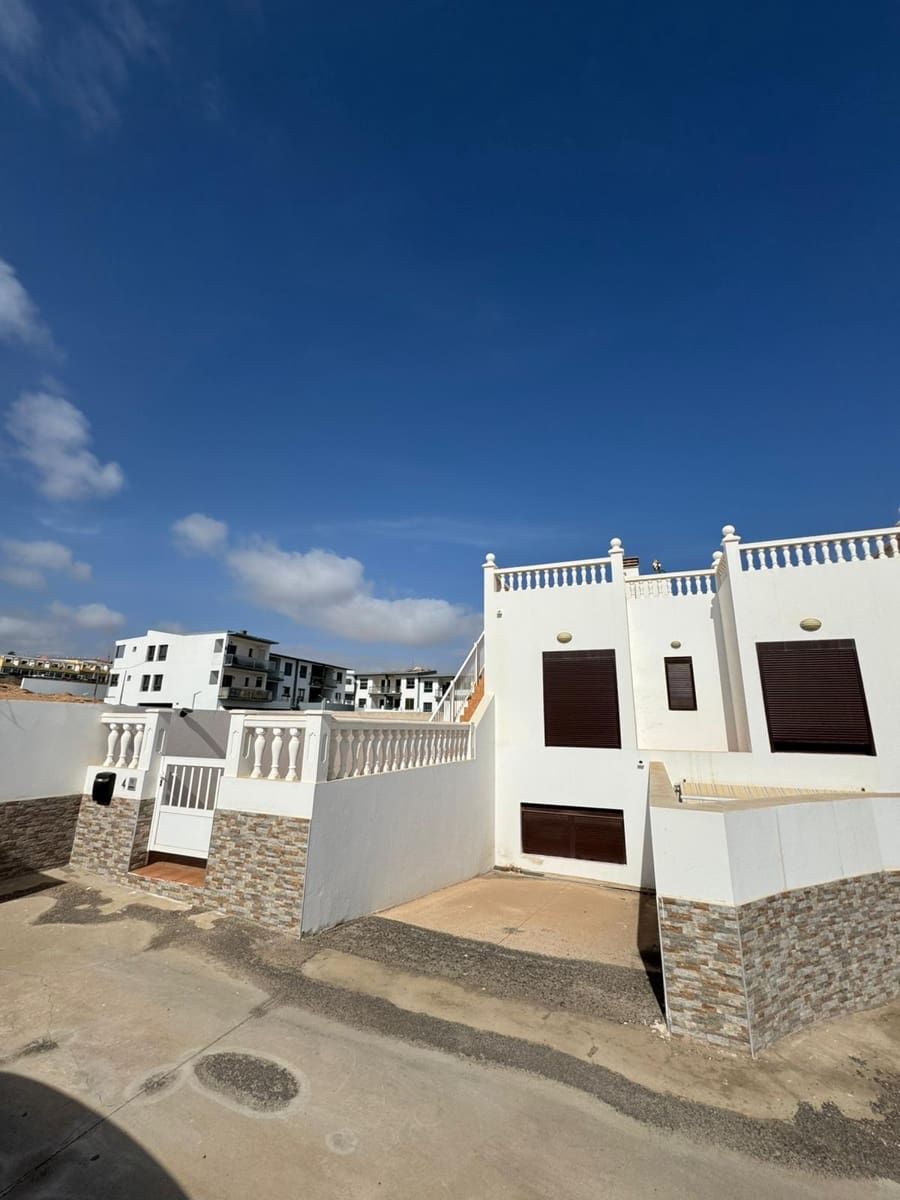 3 soveværelse Semi-Rækkehus til salg i Costa de Antigua med garage - € 285.000 (Ref: 8718458)