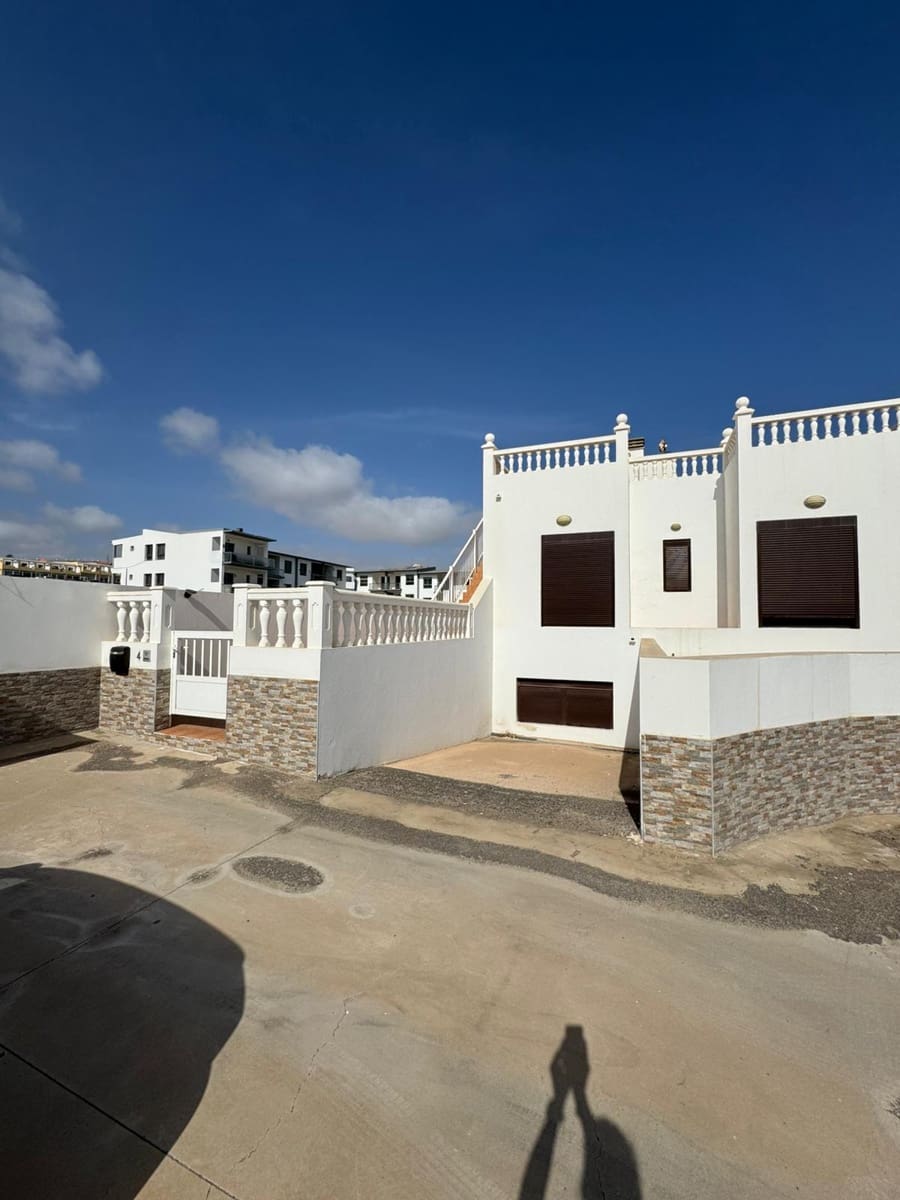 3 soveværelse Semi-Rækkehus til salg i Costa de Antigua med garage - € 285.000 (Ref: 8718458)